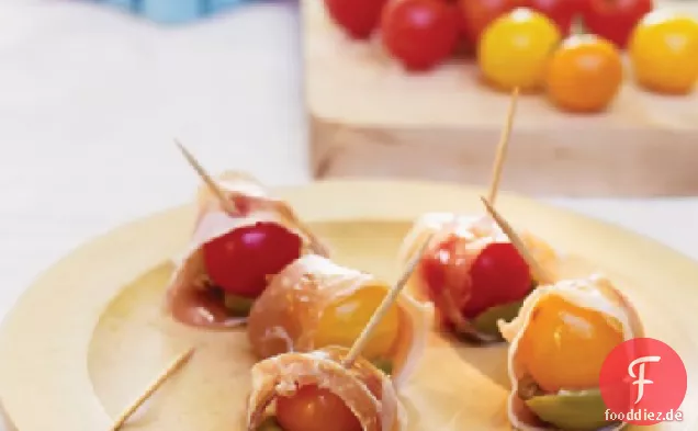 Kirschtomaten in Schinken mit Oliven eingewickelt