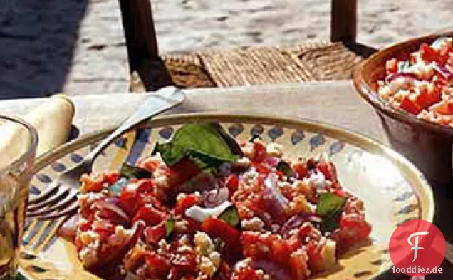 Tomaten-Brot-Salat mit roten Zwiebeln