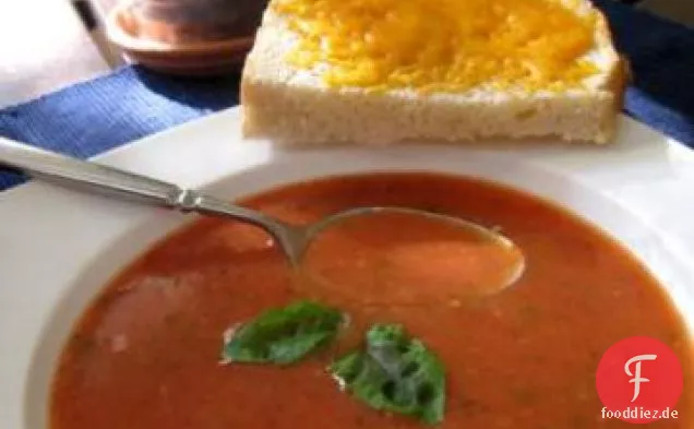 Hausgemachte Tomaten-Basilikum-Suppe mit Käse-Toast