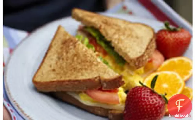 Rührei, Tomaten, Mozzarella und basilikum Sandwich