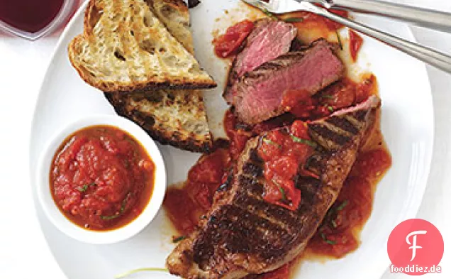 Gegrilltes New York Steaks mit San Marzano-Sauce