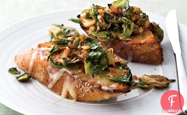 Rosenkohl und Rauchige Zwiebeln auf Cheddar Toast