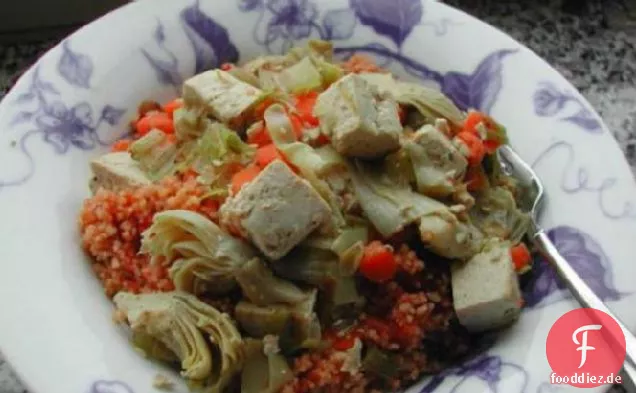 Herzhafter Tofu und Gemüse über Tomaten-Couscous