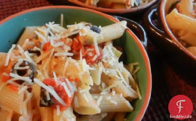 Penne Mit Artischocken und Schwarzen Oliven