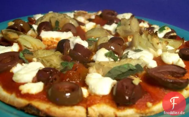 Artischocken-, Oliven- und Ziegenkäsepizza