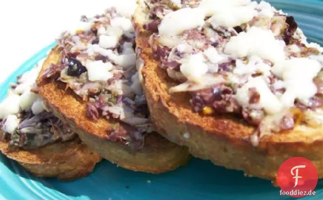 Tapenade-Artischockenherzen auf französischem Brot