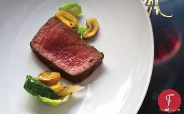 Rib-Eye-Braten mit Kastanien und Rosenkohlblättern