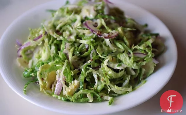 Rasierter Rosenkohlsalat mit roten Zwiebeln, Zitrone und Pecorino