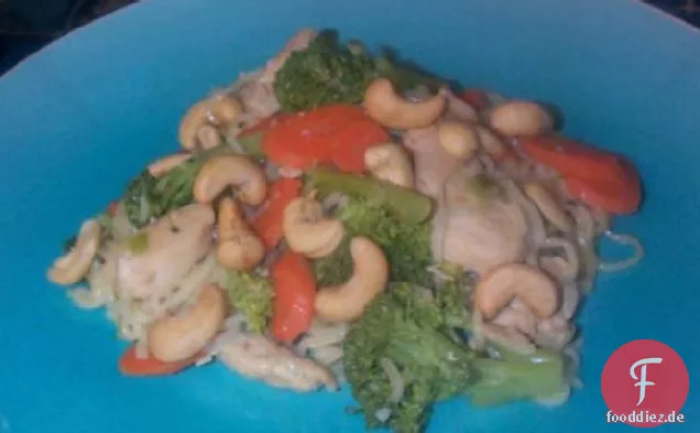 Chicken, Broccoli, Spinat und Cashew Stir-Fry (Flat Belly Diät-Rezept)
