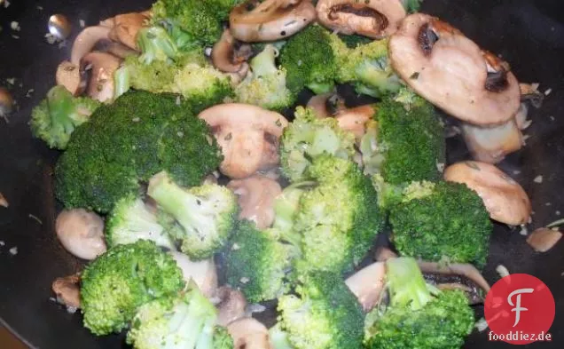 Knoblauch-Stachel-Brokkoli und Pilze mit Rosmarin
