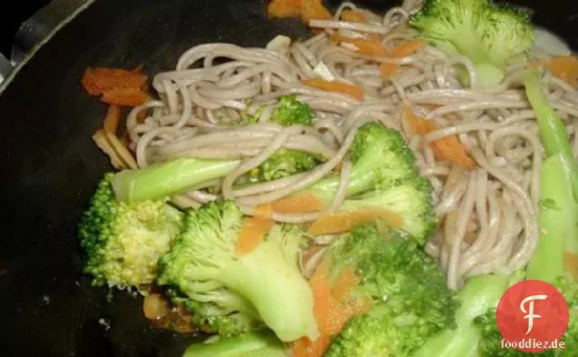 Brokkoli und Soba-Nudeln