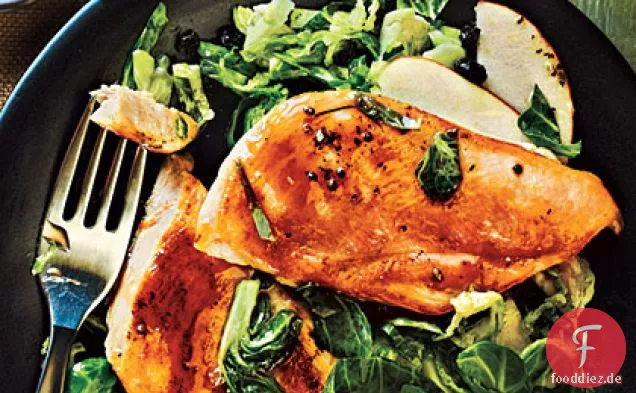 Ahorn-glasiertes Huhn mit Apfel-Rosenkohl-Slaw