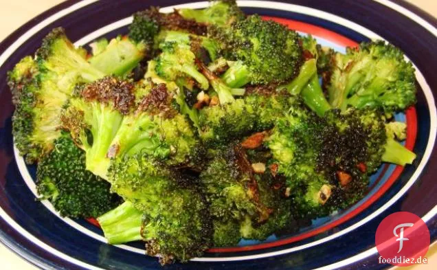 Brokkoli Crunch mit cremigem Mandeldressing