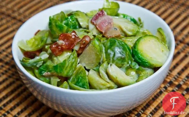 Rosenkohl und Speck bedeckt mit geschmolzenem Gorgonzola
