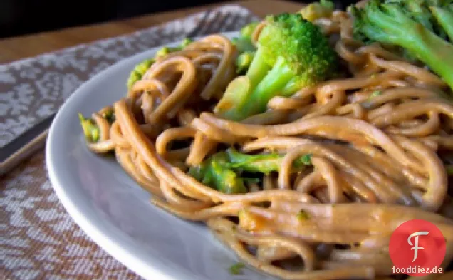 Nudeln mit Brokkoli und Erdnusssauce (vegan und glutenfrei)