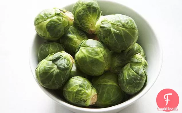 Cremige Rosenkohl und Perlzwiebeln