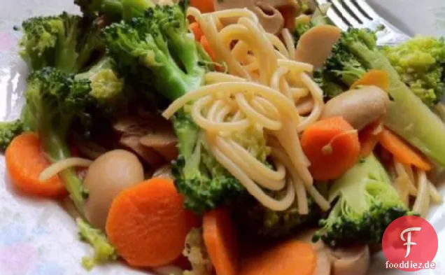 Chinesische Nudeln und Gemüse Stir Fry (für einen)