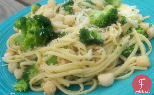 Linguine mit Brokkoli und Lorbeer-Jakobsmuscheln