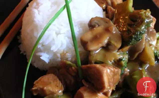 Huhn und Brokkoli unter Rühren braten