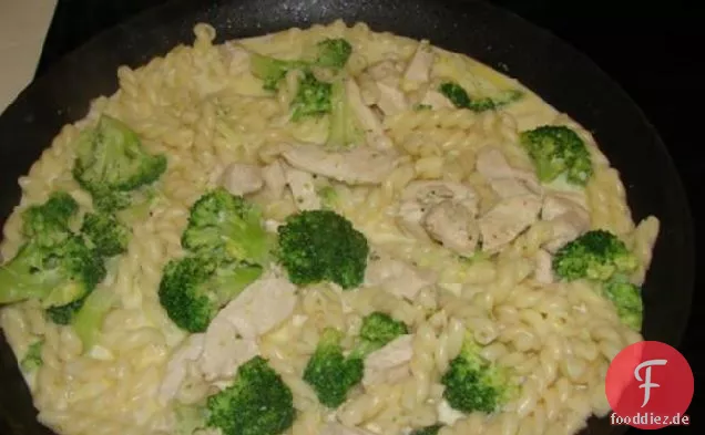 Hühnchen-, Brokkoli- und Fusilli-Nudeln
