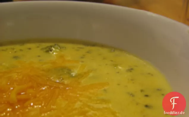 Brokkolisuppe mit Cheddar-Käse