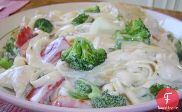 Alfredo Fettuccine Mit Huhn und Brokkoli