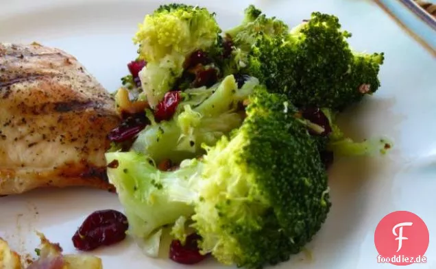 Brokkoli mit Nüssen und Kirschen