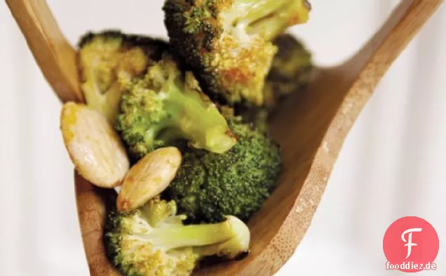 Food52's gerösteter Brokkoli mit geräucherter Paprikavinaigrette und Marcona Mandeln
