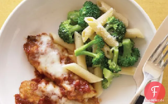 Hähnchentender Parmesan mit Penne und Brokkoli