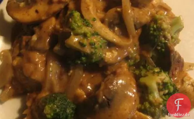 Tofu und Brokkoli mit Erdnusssauce