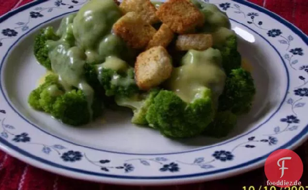 Brokkoli/ Herbed Sauce Hollandaise/ Geröstete Semmelbrösel