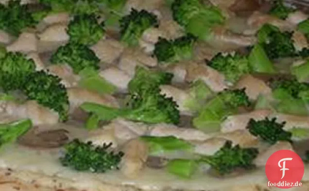 Schnelle und einfache Ricotta-Käse-Pizza mit Pilzen, Brokkoli und Huhn