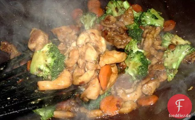 Rindfleisch und Brokkoli mit Ramen-Nudeln