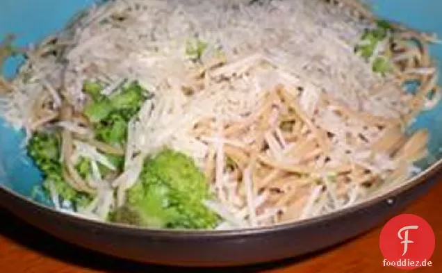 Fliege Pasta mit Brokkoli, Knoblauch und Zitrone