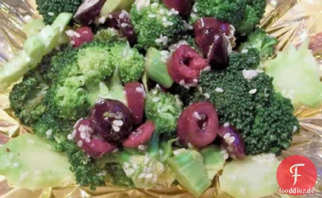 Brokkoli und Olivensalat