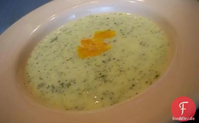 Schnitzel-Huhn und Brokkoli in Weißweinsauce