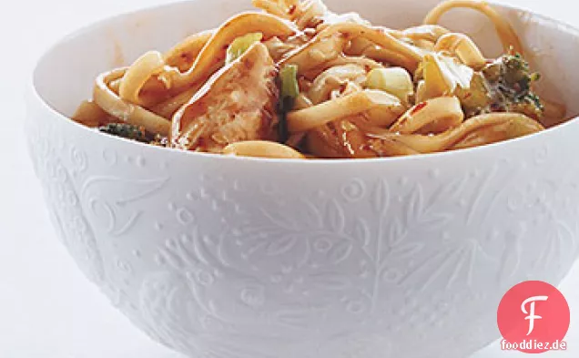 Asiatische Nudeln mit Huhn und Schalotten
