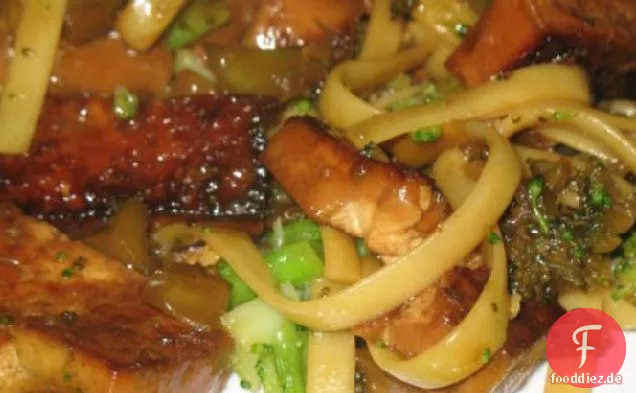 Asiatische Nudeln und Brokkoli