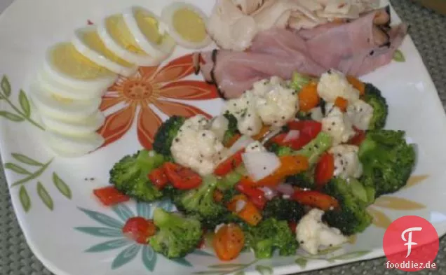 Blumenkohl-Brokkoli-Salat mit Mohndressing