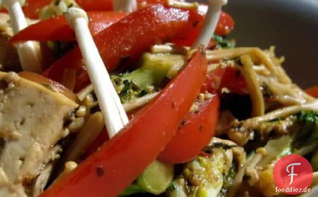 Grüner Tee und Tamarinde-marinierter Tofu mit Gemüse