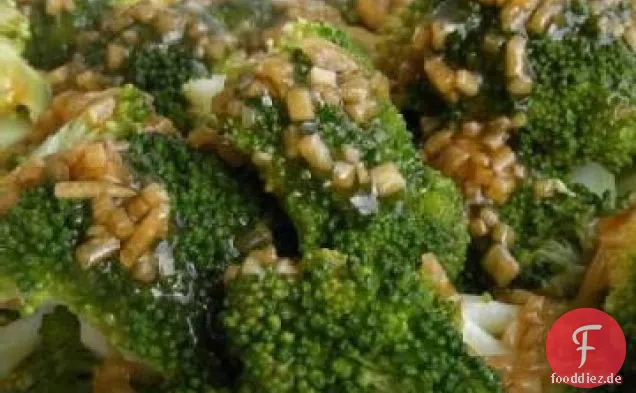 Gedämpfter Brokkoli mit Olivenöl, Knoblauch und Zitrone