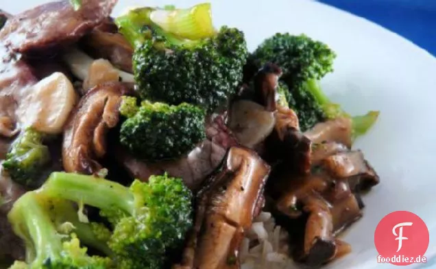Gebratener Brokkoli mit Rindfleisch umrühren