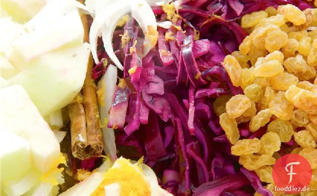 Apfelwein, Apfel und goldene Sultane geschmorter Rotkohl