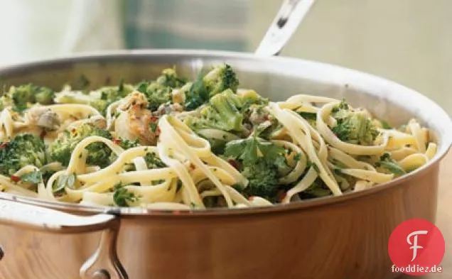 Linguine mit weißer Muschel und Brokkolisauce