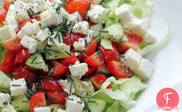 Feta-Käse, Kirschtomaten und Spitzkohl