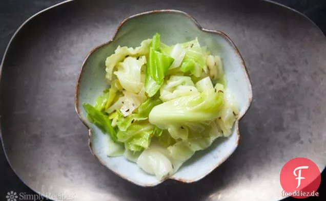 Blanchierten Kohl Mit Butter Und Kümmel