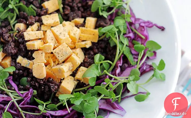 Roter Hüttenkäse, Linsen und Rotkohl