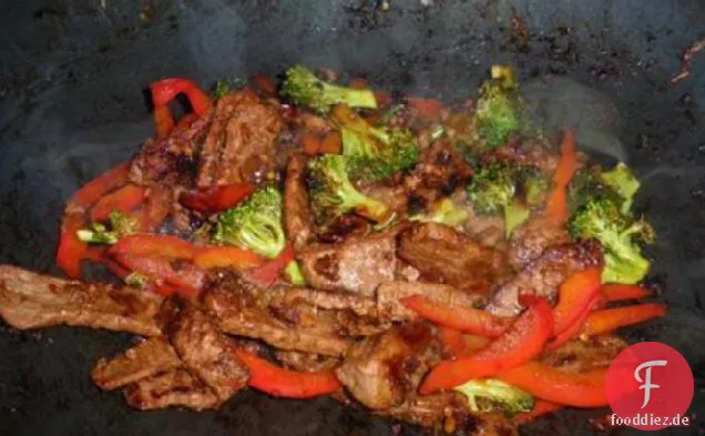 Gesundes Rindfleisch und Brokkoli unter Rühren braten