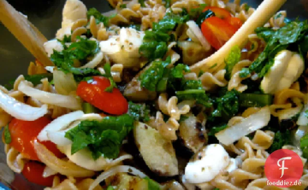 Nudelsalat mit Mozzarella, sonnengetrockneten Tomaten und Oliven
