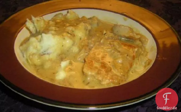Cremige Dijon Schweinekoteletts mit Äpfeln und Zwiebeln